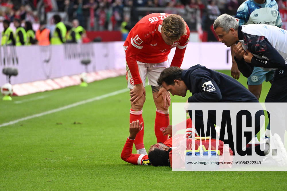 Fussball 1.Bundesliga, FSV Mainz 05 - Bayer 04 Leverkusen v.l. Philipp Mwene (FSV Mainz 05) verletzt, Verletzung, Schmerz, Schmerzen Mainz