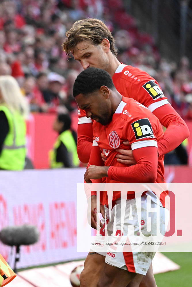 Fussball 1.Bundesliga, FSV Mainz 05 - Bayer 04 Leverkusen v.l. Philipp Mwene (FSV Mainz 05) verletzt, Verletzung, Schmerz, Schmerzen Mainz
