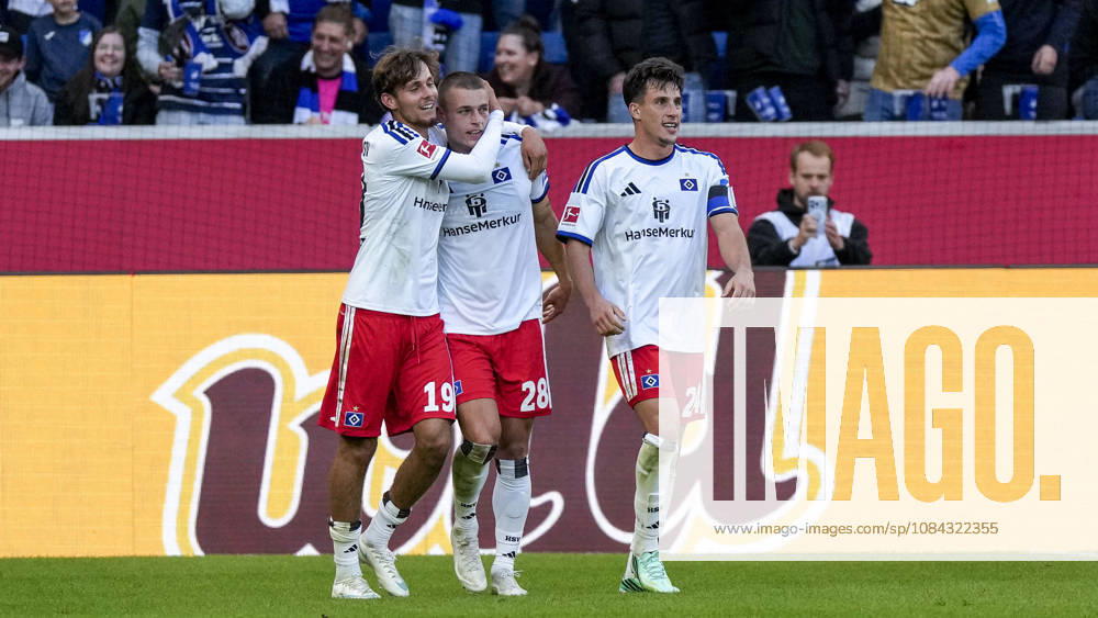 V.li.: Otto Stange (HSV, 19), Torschütze Miro Muheim (HSV, 28), Nicolas Capaldo (HSV, 24), Spieler vom Hamburger SV (HSV), jubeln über das Tor zum 2:3, Jubel, Torjubel, Torerfolg, celebrate the goal, goal, celebration, jubelt ueber das Tor, Freuen, Freude, freut sich, optimistisch, positiv, Spielszene, Highlight, Action, Aktion, 10.10.2026, Sinsheim (Deutschland), Fussball, Bundesliga, TSG 1899 Hoffenheim - Hamburger SV, DFB DFL REGULATIONS PROHIBIT ANY USE OF PHOTOGRAPHS AS IMAGE SEQUENCES AND OR QUASI-VIDEO.