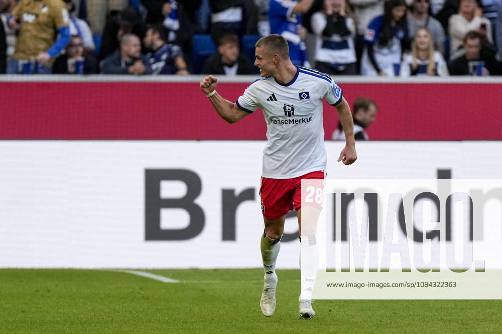 Torschütze Miro Muheim (HSV, 28), Spieler vom Hamburger SV (HSV), jubelt über das Tor zum 2:3, Jubel, jubeln, Torjubel, Torerfolg, celebrate the goal, goal, celebration, jubelt ueber das Tor, Freuen, Freude, freut sich, optimistisch, positiv, Spielszene, Highlight, Freisteller, Ganzkörper, Einzelbild, Einzelfoto, Aktion, Action, 10.10.2026, Sinsheim (Deutschland), Fussball, Bundesliga, TSG 1899 Hoffenheim - Hamburger SV, DFB DFL REGULATIONS PROHIBIT ANY USE OF PHOTOGRAPHS AS IMAGE SEQUENCES AND OR QUASI-VIDEO.