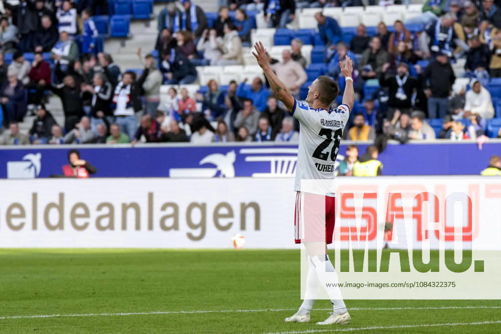 Miro Muheim (HSV, 28), Freisteller, Ganzkörper, Einzelbild, Einzelfoto, Aktion, Action, Spieler vom Hamburger SV (HSV), Jubel nach dem Schlusspfiff, Freude über den Sieg, Sieger, Gewinner, jubelt, jubeln, fröhlich, positiv, freut sich, freuen, optimistisch, Highlight, Action, Aktion, 10.10.2026, Sinsheim (Deutschland), Fussball, Bundesliga, TSG 1899 Hoffenheim - Hamburger SV, DFB DFL REGULATIONS PROHIBIT ANY USE OF PHOTOGRAPHS AS IMAGE SEQUENCES AND OR QUASI-VIDEO.