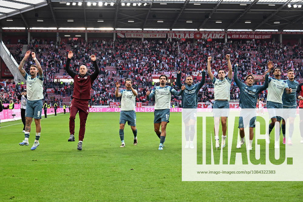 Fussball 1.Bundesliga, FSV Mainz 05 - Bayer 04 Leverkusen v.l. Jubel, Freude über den Sieg Mainz