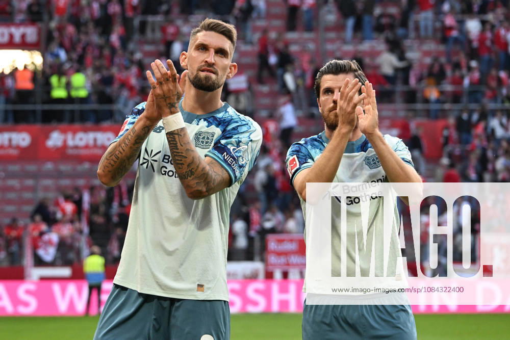 Fussball 1.Bundesliga, FSV Mainz 05 - Bayer 04 Leverkusen v.l. Jubel, Freude über den Sieg Robert Andrich (Bayer 04 Leverkusen) Jonas Hofmann (Bayer 04 Leverkusen) Mainz