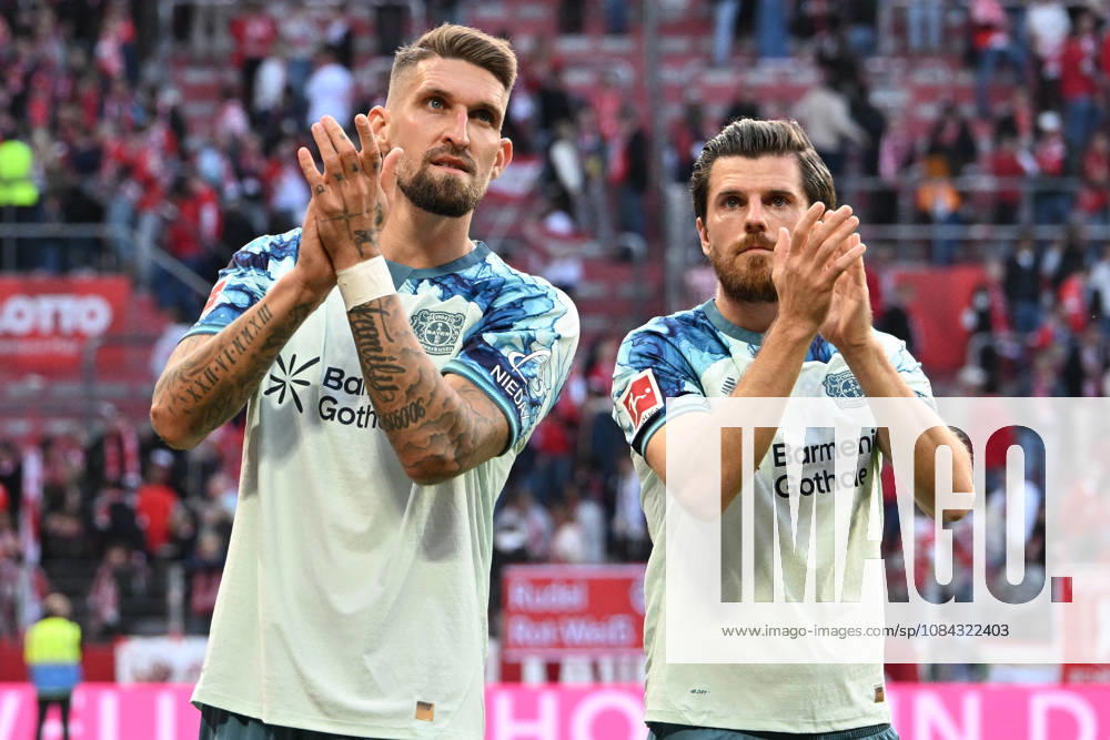 Fussball 1.Bundesliga, FSV Mainz 05 - Bayer 04 Leverkusen v.l. Jubel, Freude über den Sieg Robert Andrich (Bayer 04 Leverkusen) Jonas Hofmann (Bayer 04 Leverkusen) Mainz
