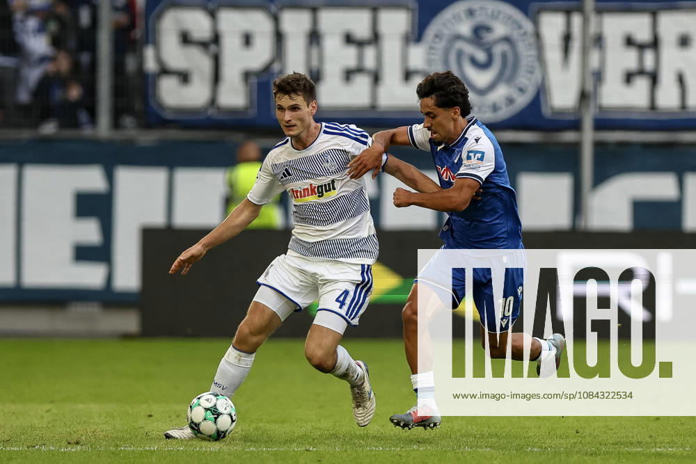 GER, Fussball, Herren, 3. Liga, Saison 2026 2027, MSV Duisburg - TSG Hoffenheim II Martin Ens (Duisburg) und Muhammed Yasin Batuhan Zor (TSG II) im Kampf um den Ball Duisburg schauinsland-reisen-Arena Nordrhein-Westfalen Deutschland