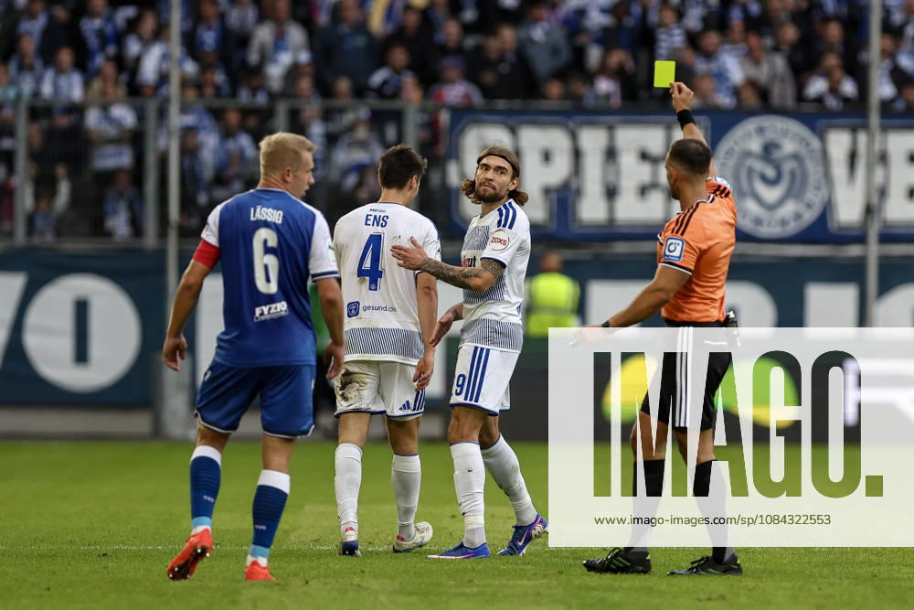 GER, Fussball, Herren, 3. Liga, Saison 2026 2027, MSV Duisburg - TSG Hoffenheim II Joshua Bitter (Duisburg) erhält die gelbe Karte von Schiedsrichter Leonidas Exuzidis Duisburg schauinsland-reisen-Arena Nordrhein-Westfalen Deutschland