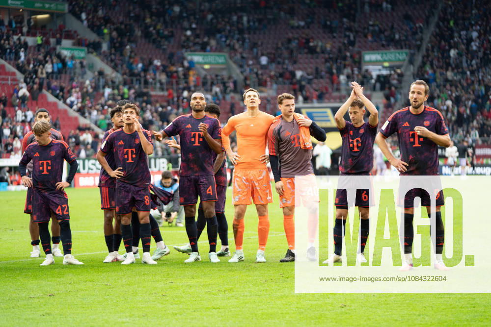 Die Spieler des FC Bayern Lennart Karl (42 Bayern) , Tom Bischof(8 Bayern) , Jonathan Tah (4 Bayern) , Aleksandar Pavlovic (45 Bayern) , Josip Stanisic (44 Bayern) , Lennart Karl (42 Bayern) Manuel Neuer (1 Bayern) , Jonas Urbig (40 Bayern) , Joshua Kimmich (6 Bayern) und Harry Kane (9 Bayern) stehen in der Kurve nach dem Bundesligaspiel FC Augsburg - FC Bayern München am 10.10.2026.