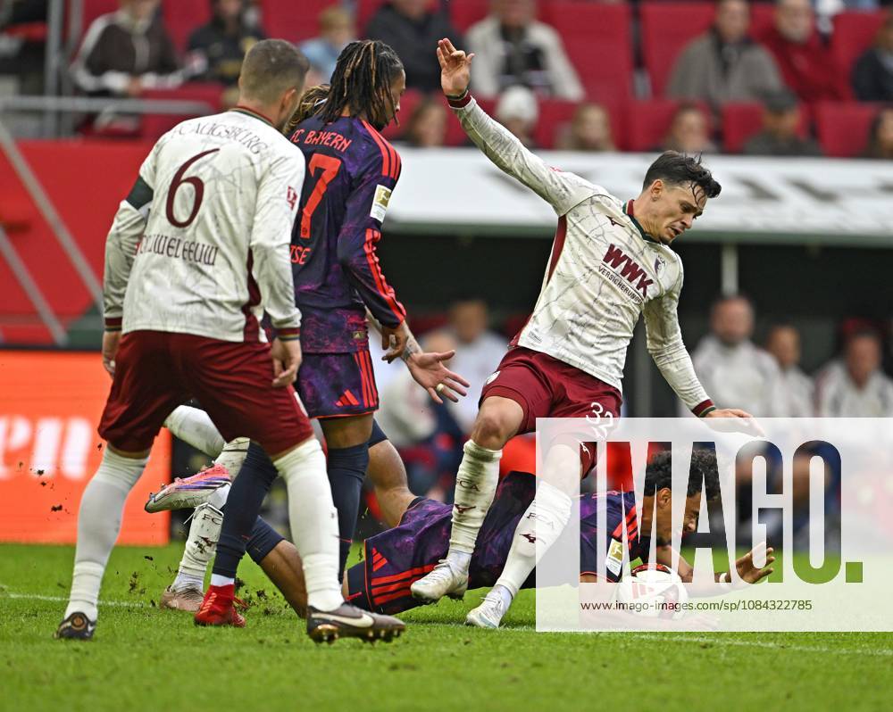 Fussball Bundesliga 2026 2027, 5.Spieltag, FC Augsburg - FC Bayern München, in der WWK-Arena Augsburg, Fabian Rieder (FC Augsburg) gegen Nathaniel Brown (FC Bayern München)