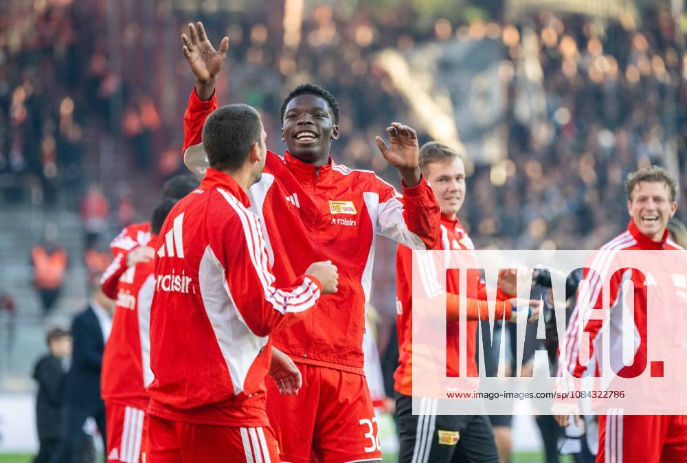 Fußball, Herren, Saison 2026 2027, 1. Bundesliga (5. Spieltag), 1. FC Union Berlin - SV 07 Elversberg, v. l., Rani Khedira (1. FC Union Berlin), Mekhi Gray (1. FC Union), Torwart Matheo Raab (1. FC Union Berlin), Tim Skarke (1. FC Union Berlin), Jubel nach dem Abpfiff, 10.10.2026,