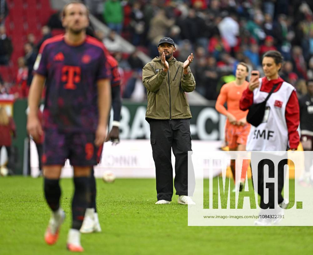 Fussball Bundesliga 2026 2027, 5.Spieltag, FC Augsburg - FC Bayern München, in der WWK-Arena Augsburg, v.l. Harry Kane (FC Bayern München) und Trainer Vincent Kompany (FC Bayern München) sind nach dem Spiel enttäuscht..