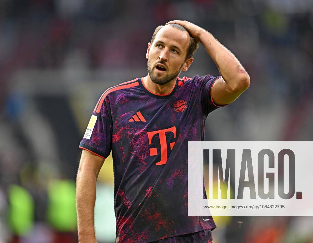 Fussball Bundesliga 2026 2027, 5.Spieltag, FC Augsburg - FC Bayern München, in der WWK-Arena Augsburg, Harry Kane (FC Bayern München) ist nach dem Spiel enttäuscht..