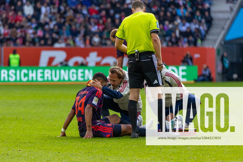 FC Augsburg - FC Bayern München Deutschland, Augsburg, 10.10.2026, Fussball, Bundesliga, Saison 2026 2027, FC Augsburg - FC Bayern München: Ismael Saibari (FC Bayern München); Verletzung, angeschlagen, am Boden sitzend.