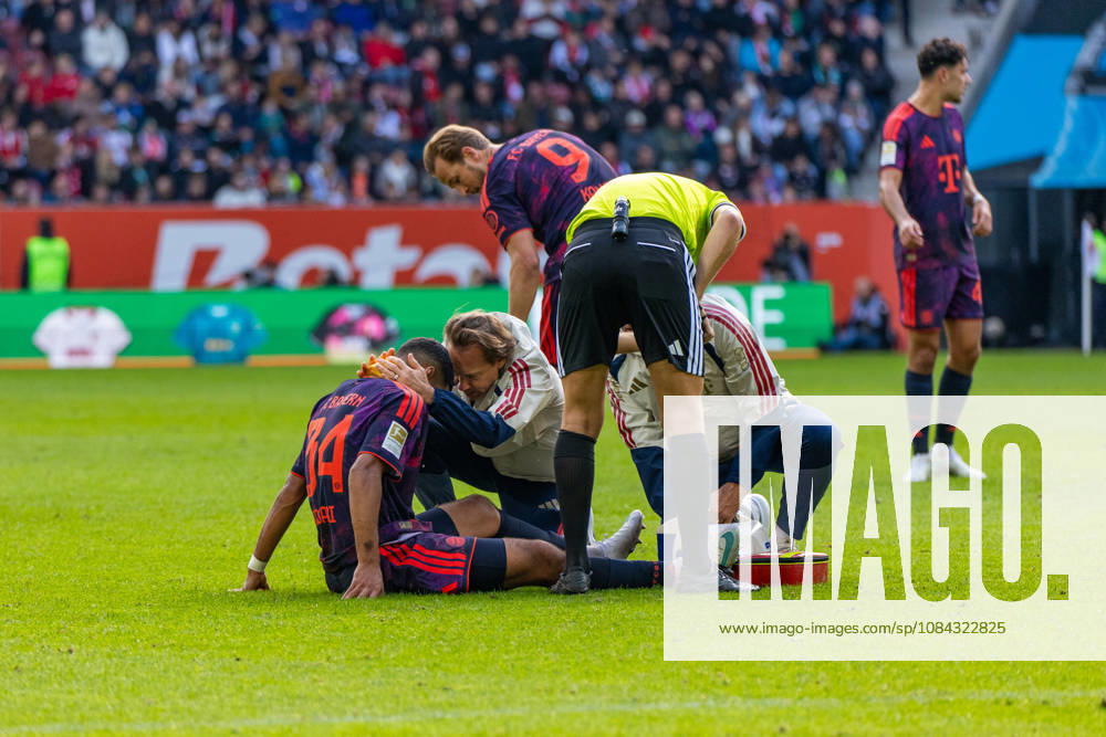 FC Augsburg - FC Bayern München Deutschland, Augsburg, 10.10.2026, Fussball, Bundesliga, Saison 2026 2027, FC Augsburg - FC Bayern München: Ismael Saibari (FC Bayern München); Verletzung, angeschlagen, am Boden sitzend.