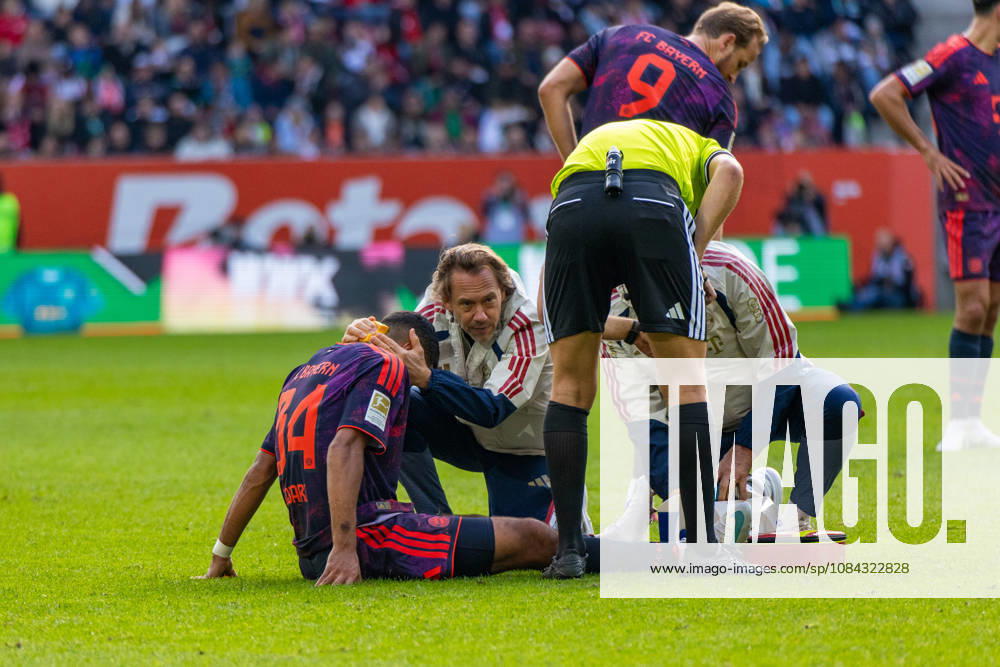 FC Augsburg - FC Bayern München Deutschland, Augsburg, 10.10.2026, Fussball, Bundesliga, Saison 2026 2027, FC Augsburg - FC Bayern München: Ismael Saibari (FC Bayern München); Verletzung, angeschlagen, am Boden sitzend.