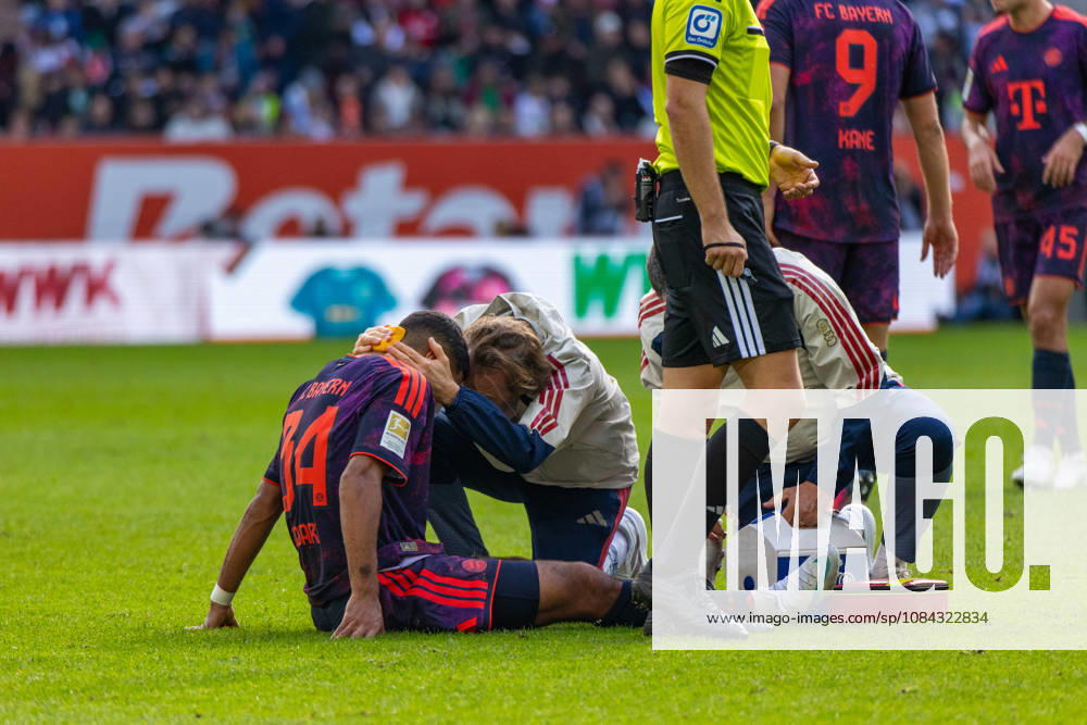 FC Augsburg - FC Bayern München Deutschland, Augsburg, 10.10.2026, Fussball, Bundesliga, Saison 2026 2027, FC Augsburg - FC Bayern München: Ismael Saibari (FC Bayern München); Verletzung, angeschlagen, am Boden sitzend.