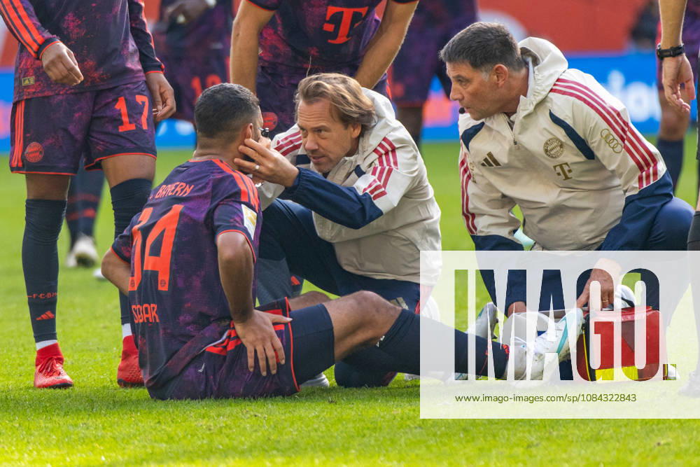 FC Augsburg - FC Bayern München Deutschland, Augsburg, 10.10.2026, Fussball, Bundesliga, Saison 2026 2027, FC Augsburg - FC Bayern München: Ismael Saibari (FC Bayern München); Verletzung, angeschlagen, am Boden sitzend.