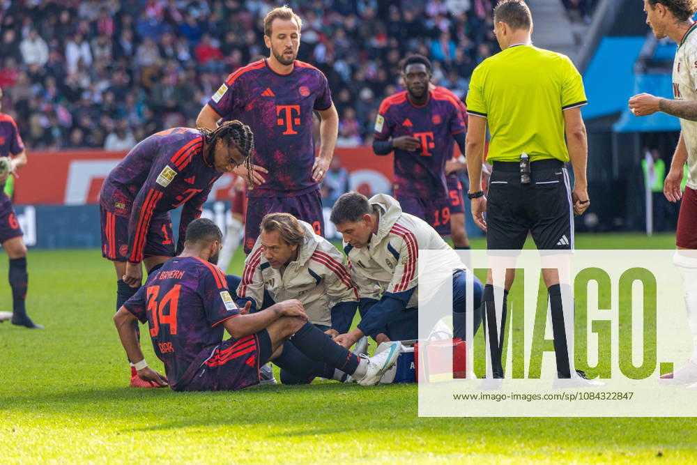 FC Augsburg - FC Bayern München Deutschland, Augsburg, 10.10.2026, Fussball, Bundesliga, Saison 2026 2027, FC Augsburg - FC Bayern München: Ismael Saibari (FC Bayern München); Verletzung, angeschlagen, am Boden sitzend.