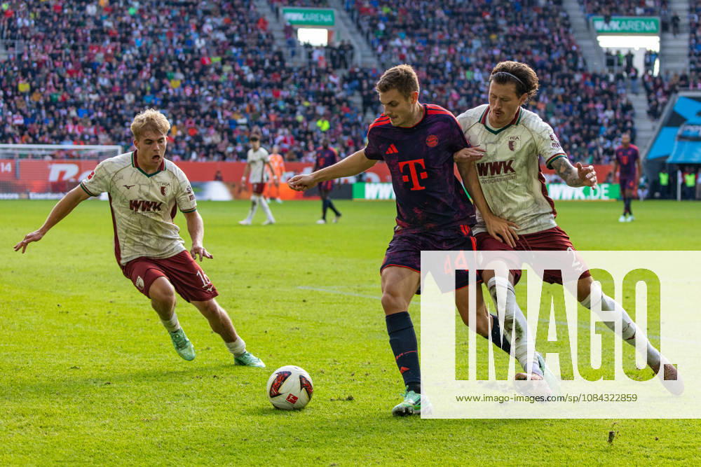 FC Augsburg - FC Bayern München Deutschland, Augsburg, 10.10.2026, Fussball, Bundesliga, Saison 2026 2027, FC Augsburg - FC Bayern München: Josip Stanisic (FC Bayern München).