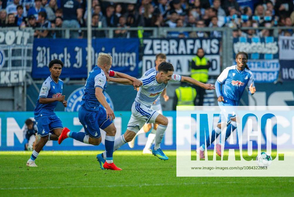 Fußball 3.Liga MSV Duisburg - TSG Hoffenheim II am 10.10.26 in der Schauinsland-Reisen Arena in Duisburg Valentin Lässig ( Hoffenheim 2),links - Conor Noß ( Duisburg ).rechts Duisburg