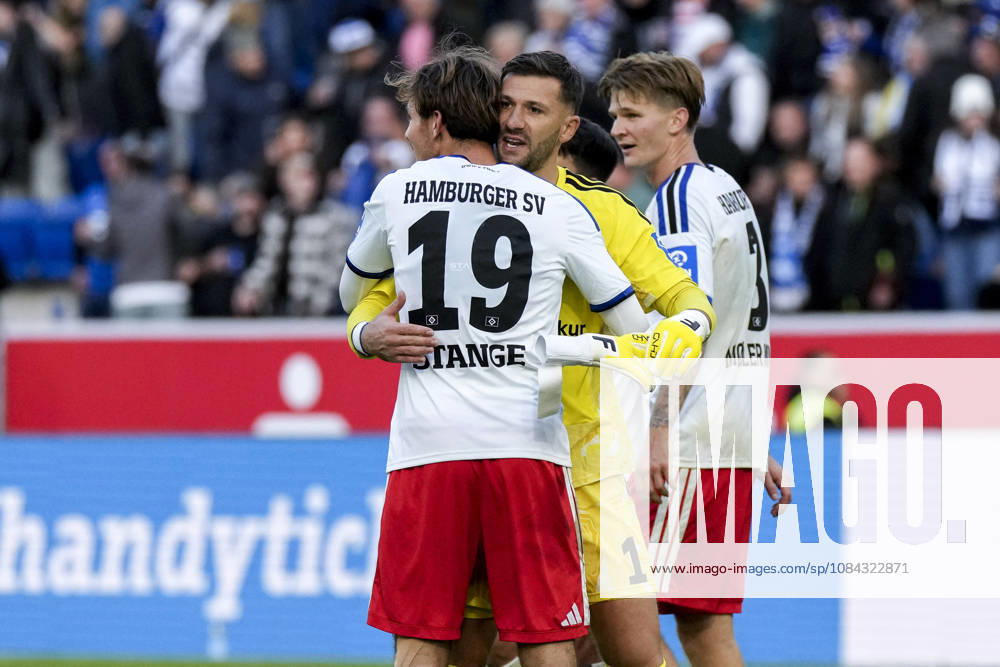 V.li.: Otto Stange (HSV, 19), Daniel Heuer Fernandes (Torhüter, HSV, 1), David Möller Wolfe (HSV, 3), Spieler vom Hamburger SV (HSV), Jubel nach dem Schlusspfiff, Freude über den Sieg, Sieger, Gewinner, jubelt, jubeln, fröhlich, positiv, freut sich, freuen, optimistisch, Highlight, Action, Aktion, 10.10.2026, Sinsheim (Deutschland), Fussball, Bundesliga, TSG 1899 Hoffenheim - Hamburger SV, DFB DFL REGULATIONS PROHIBIT ANY USE OF PHOTOGRAPHS AS IMAGE SEQUENCES AND OR QUASI-VIDEO.