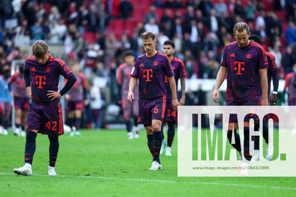 GER, Fussball, Herren, 1. Bundesliga, Saison 2026 2027, 5. Spieltag, FC Augsburg vs. FC Bayern München Lennart Karl ( FC Bayern München 42 ), links - Joshua Kimmich ( FC Bayern München 6 ), mitte - Harry Kane ( FC Bayern München 9 ), rechts enttäuscht nach dem Spiel mit hängenden Köpfen DFB DFL regulations prohibit any use of photographs as image sequences and or quasi-video Augsburg WWK Arena Bayern Deutschland