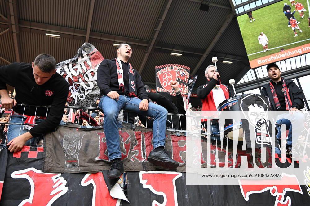 Fussball 1.Bundesliga, FSV Mainz 05 - Bayer 04 Leverkusen v.l. Fans, Zuschauer, Emotionen, Trikots, Fahnen, Stimmung, Ultras von Bayer Leverkusen Mainz
