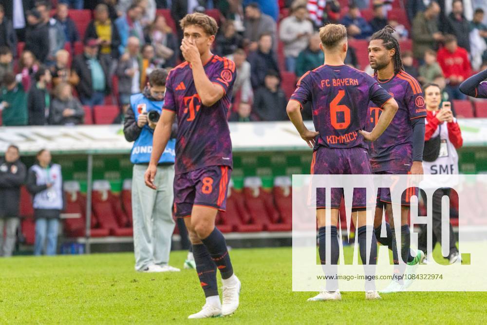 Tom Bischof (FC Bayern Muenchen), Joshua Kimmich (FC Bayern Muenchen) und Serge Gnabry (FC Bayern Muenchen) v-l schauen enttaeuscht, FC Augsburg vs. FC Bayer Muenchen, Fussball-Bundesliga, Fussball, 1. Bundesliga, 5. Spieltag, 10.10..2026 DFL regulations prohibit any use of photographs as image sequences and or quasi-video