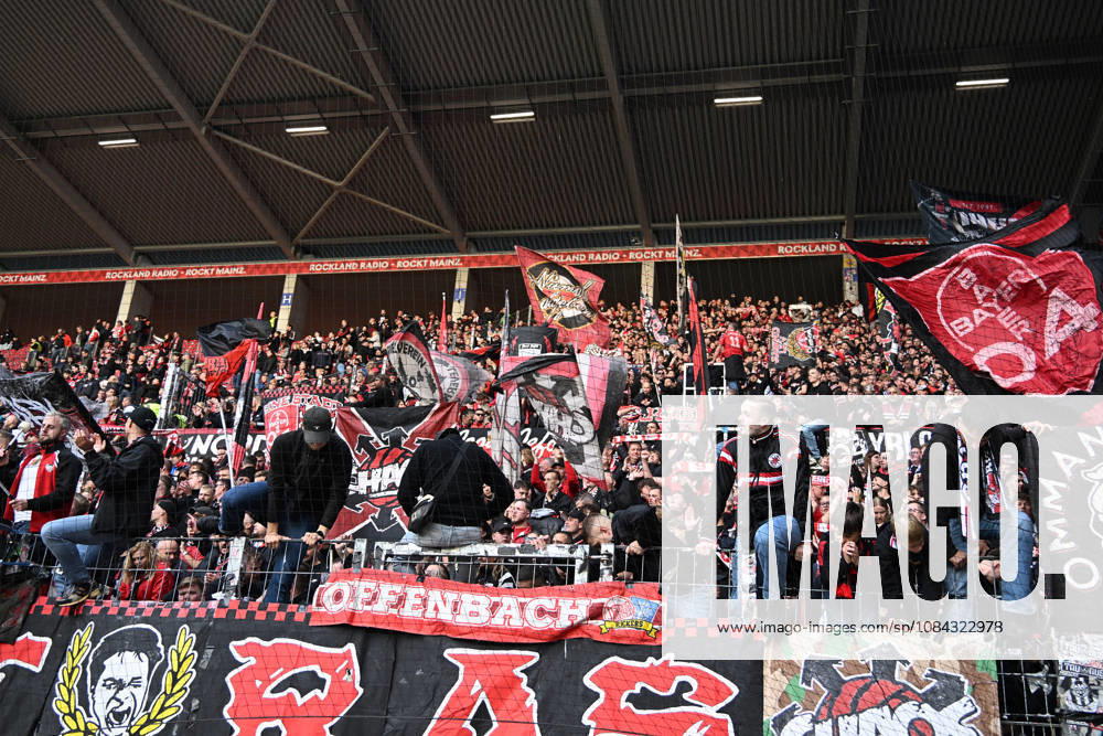 Fussball 1.Bundesliga, FSV Mainz 05 - Bayer 04 Leverkusen v.l. Fans, Zuschauer, Emotionen, Trikots, Fahnen, Stimmung, Ultras von Bayer Leverkusen Mainz