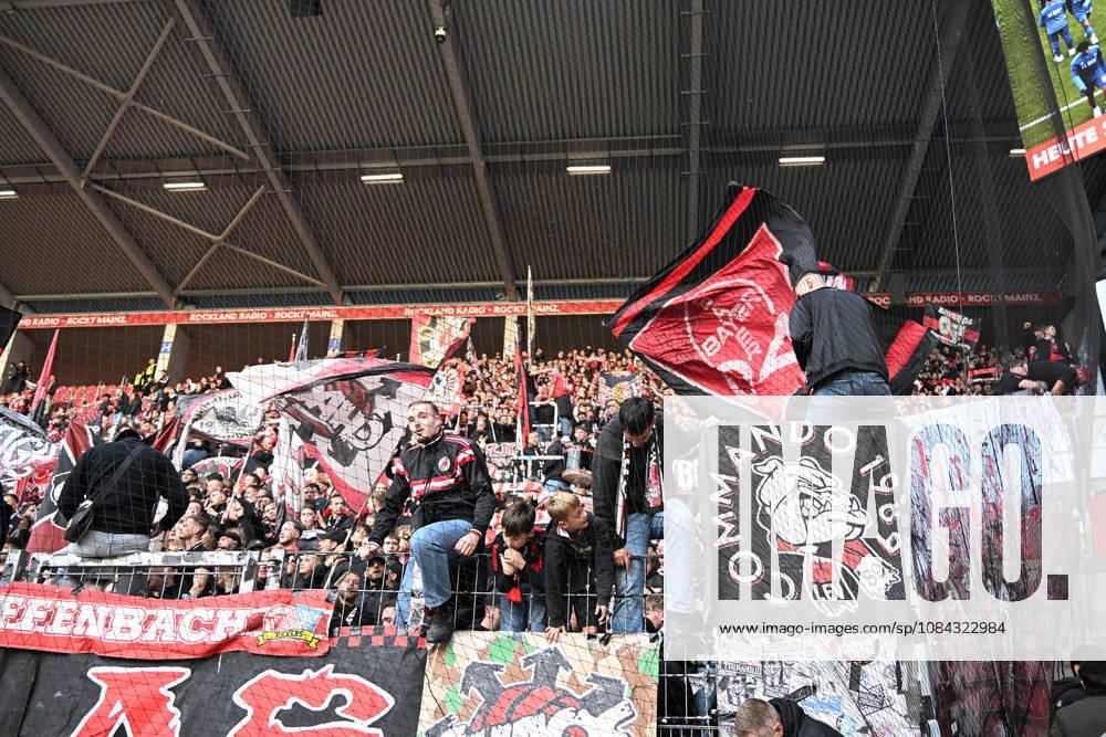 Fussball 1.Bundesliga, FSV Mainz 05 - Bayer 04 Leverkusen v.l. Fans, Zuschauer, Emotionen, Trikots, Fahnen, Stimmung, Ultras von Bayer Leverkusen Mainz