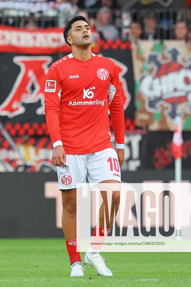 Mainz, Deutschland 10. Oktober 2026: 1. Bundesliga - 2026 2027 - 5. Spieltag - 1. FSV Mainz 05 gegen Bayer 04 Leverkusen Im Bild: Nadiem Amiri (M05) steht frustriert nach dem Abpfiff auf dem Spielfeld. DFL regulations prohibit any use of photographs as image sequences and or quasi-video Mewa Arena Rheinland - Pfalz