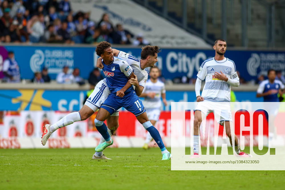 GER, Fussball, Herren, 3. Liga, Saison 2026 2027, MSV Duisburg - TSG Hoffenheim II Tobias Fleckstein (MSV) und Jykese Fields (TSG II) im Kampf um den Ball