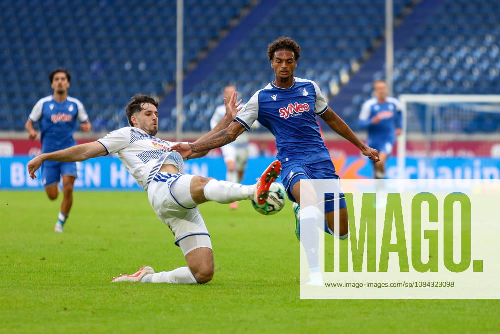 GER, Fussball, Herren, 3. Liga, Saison 2026 2027, MSV Duisburg - TSG Hoffenheim II Tobias Fleckstein (MSV) und Jykese Fields (TSG II) im Kampf um den Ball