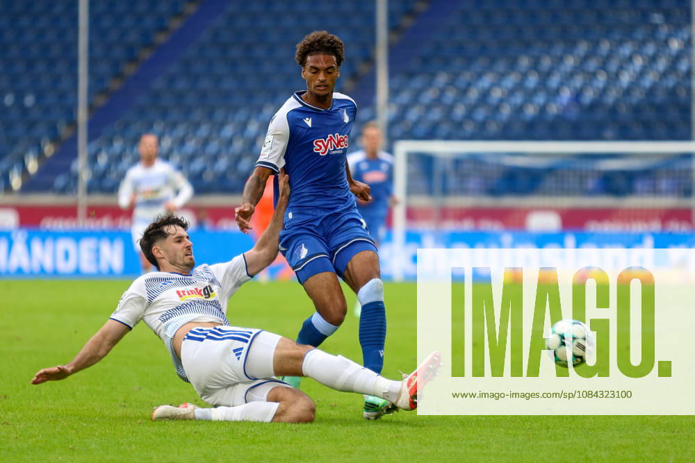 GER, Fussball, Herren, 3. Liga, Saison 2026 2027, MSV Duisburg - TSG Hoffenheim II Tobias Fleckstein (MSV) und Jykese Fields (TSG II) im Kampf um den Ball