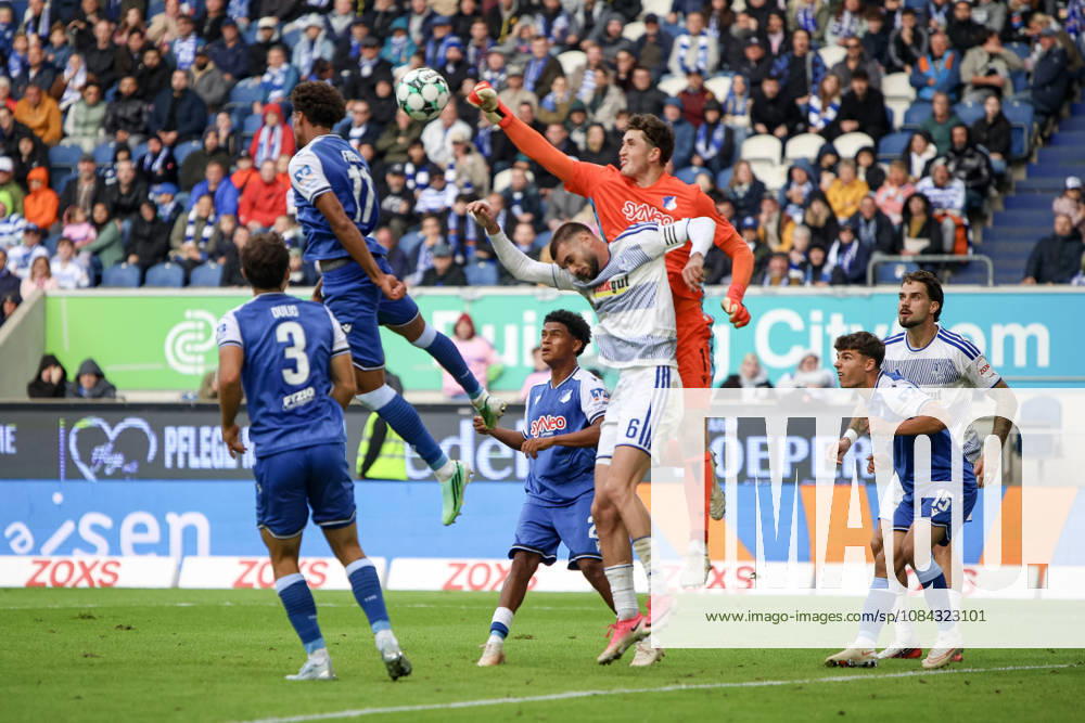 GER, Fussball, Herren, 3. Liga, Saison 2026 2027, MSV Duisburg - TSG Hoffenheim II Lukas Blöndal Petersson (TSG II) und Rasim Bulic (Duisburg) im Kampf um den Ball Duisburg schauinsland-reisen-Arena Nordrhein-Westfalen Deutschland