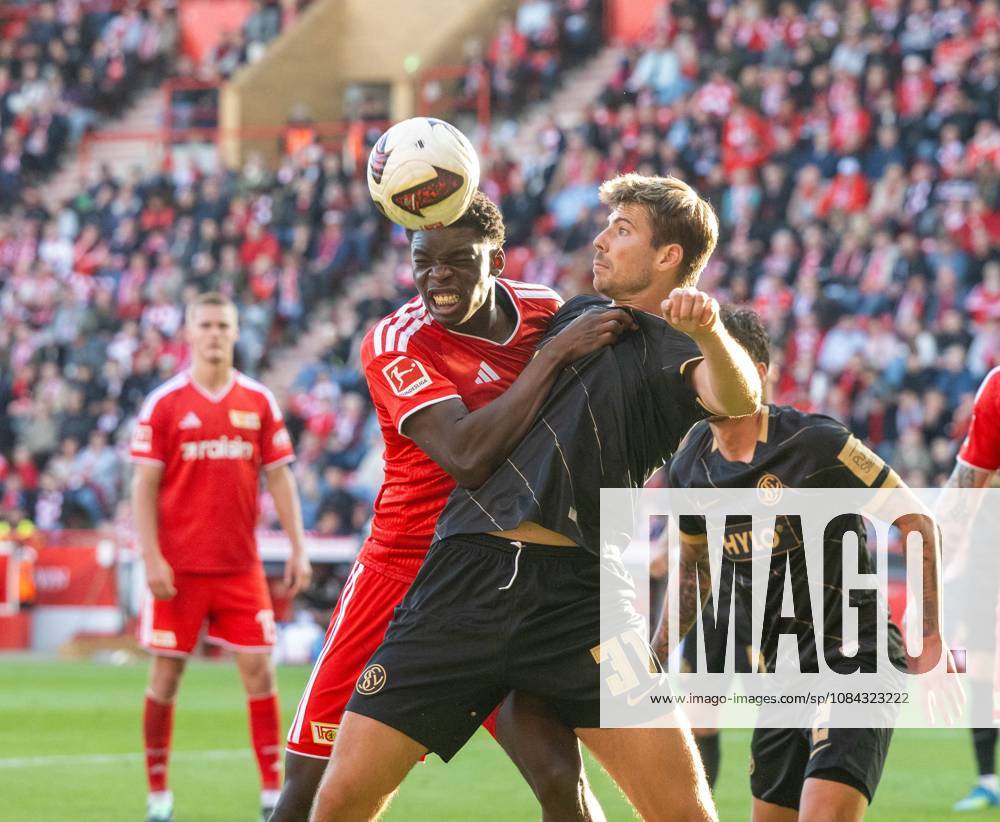 Fußball, Herren, Saison 2026 2027, 1. Bundesliga (5. Spieltag), 1. FC Union Berlin - SV 07 Elversberg, v. l. Mekhi Gray (1. FC Union), Maximilian Rohr (SV Elversberg), 10.10.2026,
