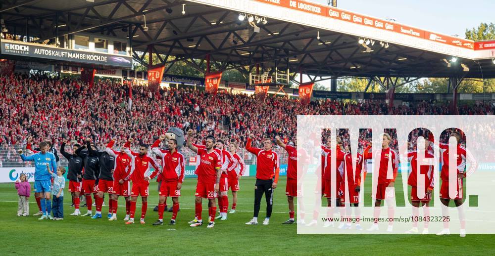 Fußball, Herren, Saison 2026 2027, 1. Bundesliga (5. Spieltag), 1. FC Union Berlin - SV 07 Elversberg, Union bei den Fans, Jubel nach dem Abpfiff, 10.10.2026,