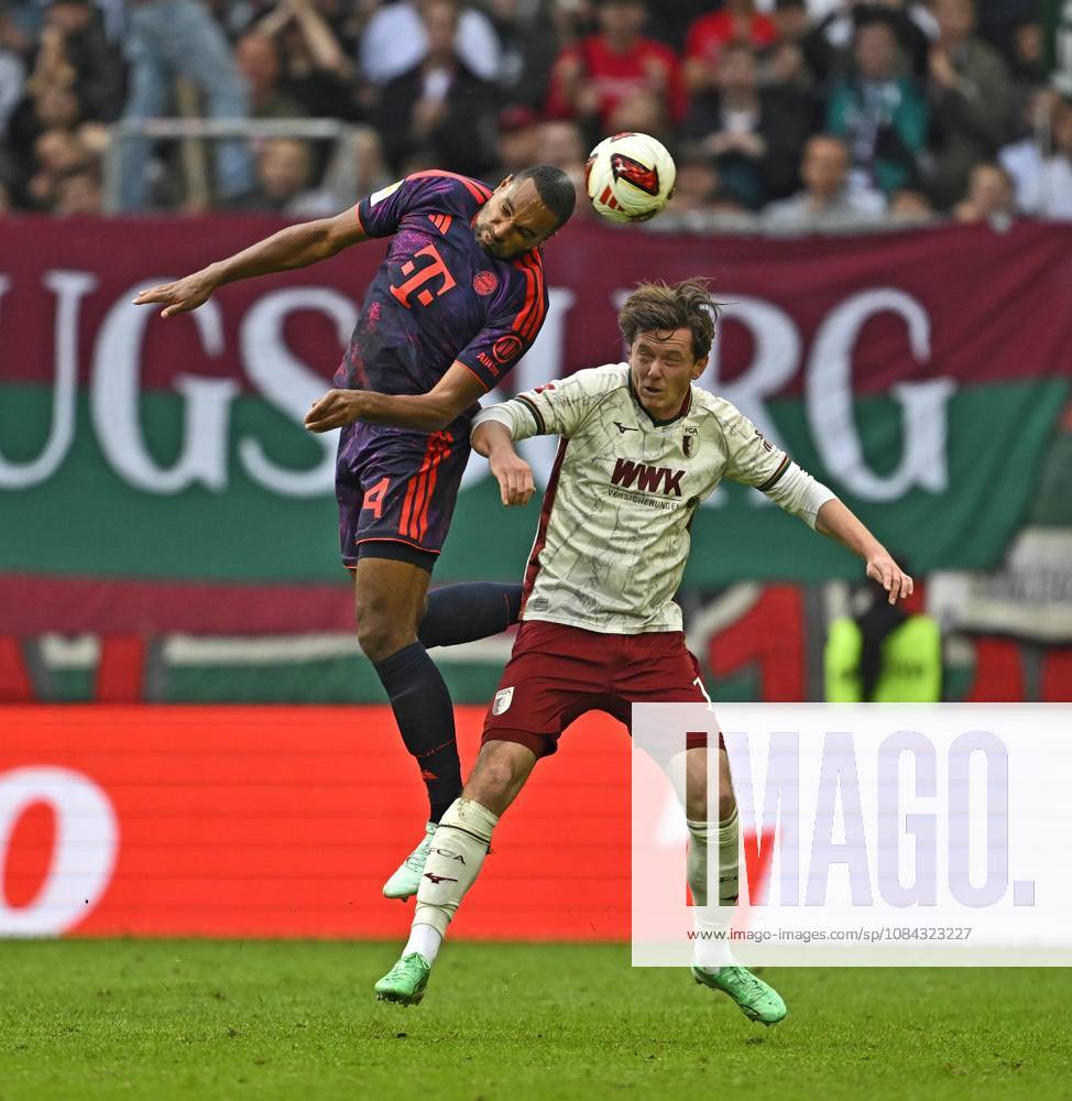 Fussball Bundesliga 2026 2027, 5.Spieltag, FC Augsburg - FC Bayern München, in der WWK-Arena Augsburg, v.l. Jonathan Tah (FC Bayern München) gegeb Michael Gregoritsch (FC Augsburg)