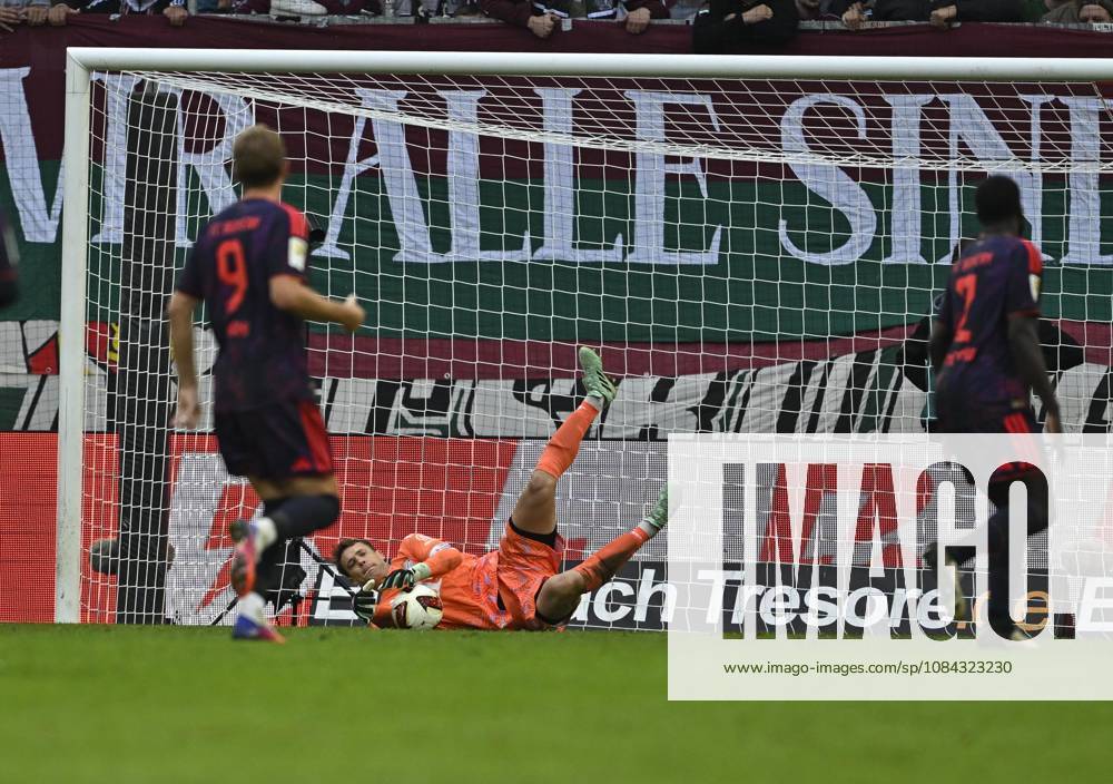 Fussball Bundesliga 2026 2027, 5.Spieltag, FC Augsburg - FC Bayern München, in der WWK-Arena Augsburg, Torwart Manuel Neuer (FC Bayern München) fängt den Ball.