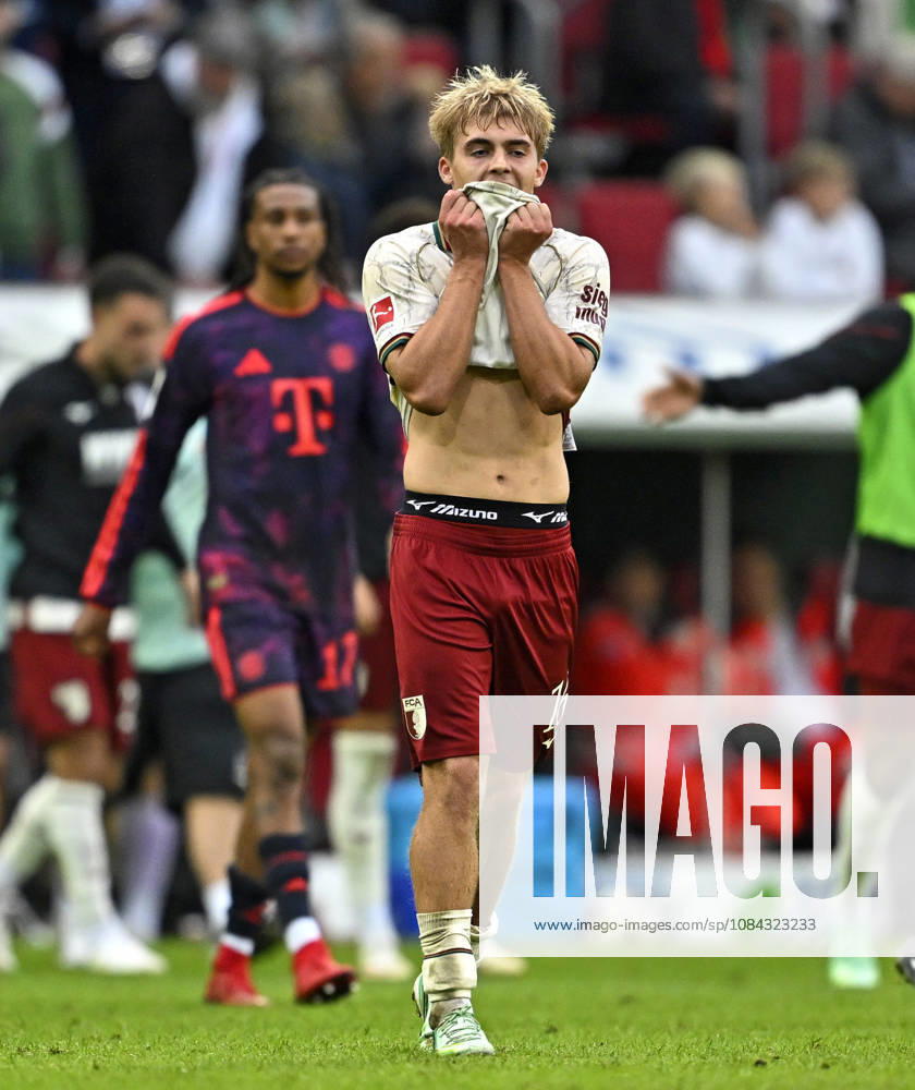 Fussball Bundesliga 2026 2027, 5.Spieltag, FC Augsburg - FC Bayern München, in der WWK-Arena Augsburg, Hennes Behrens (FC Augsburg) ärgert sich.