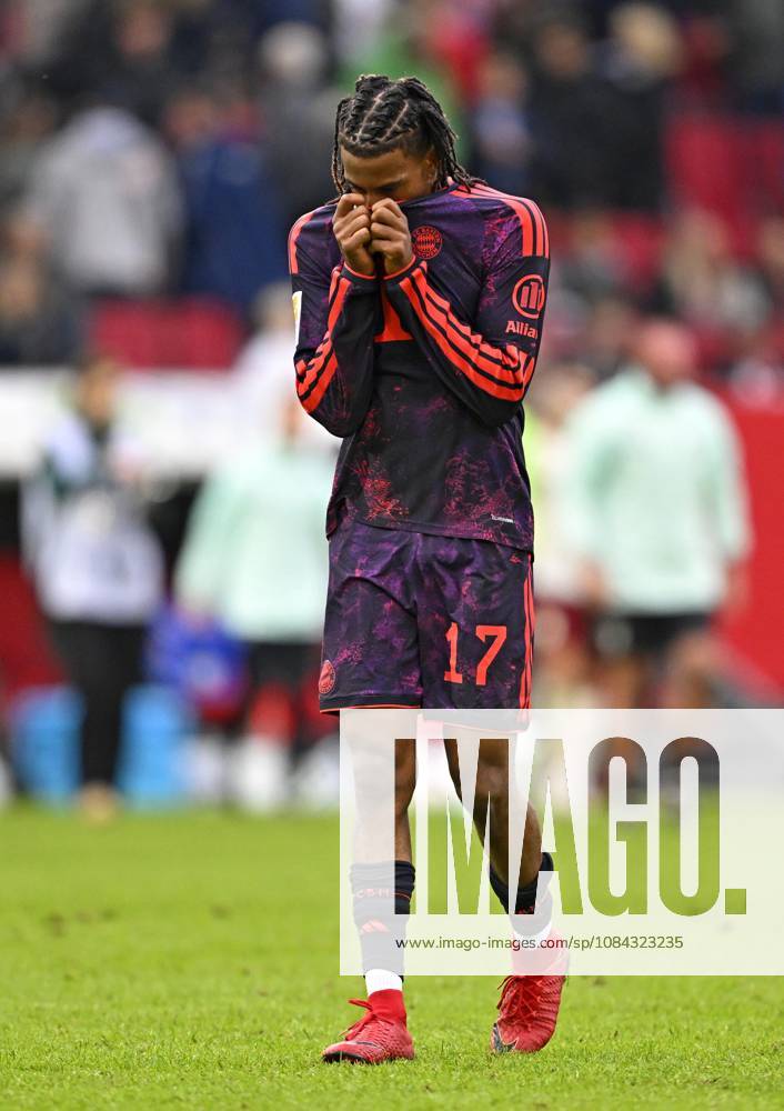 Fussball Bundesliga 2026 2027, 5.Spieltag, FC Augsburg - FC Bayern München, in der WWK-Arena Augsburg, Michael Olise (FC Bayern München) ist nach dem Spiel enttäuscht..