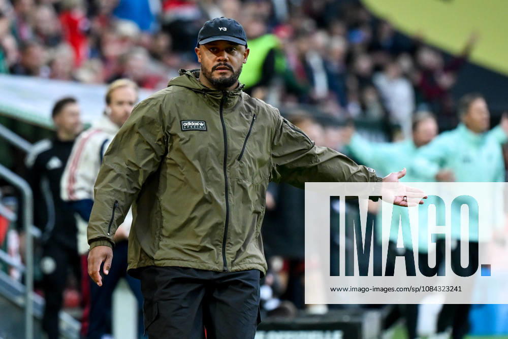 Fussball 1.Bundesliga, FC Augsburg - Bayern München v.l. Cheftrainer Vincent Kompany (FC Bayern Muenchen) gibt Anweisungen, gestikuliert mit den Armen, gesticulate, gives instructions Augsburg
