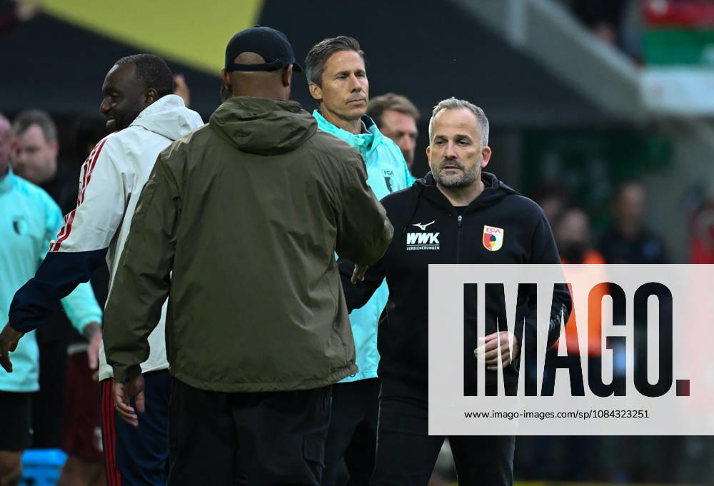 Fussball 1.Bundesliga, FC Augsburg - Bayern München v.l. Cheftrainer Vincent Kompany (FC Bayern Muenchen), Cheftrainer Manuel Baum (FC Augsburg) Augsburg