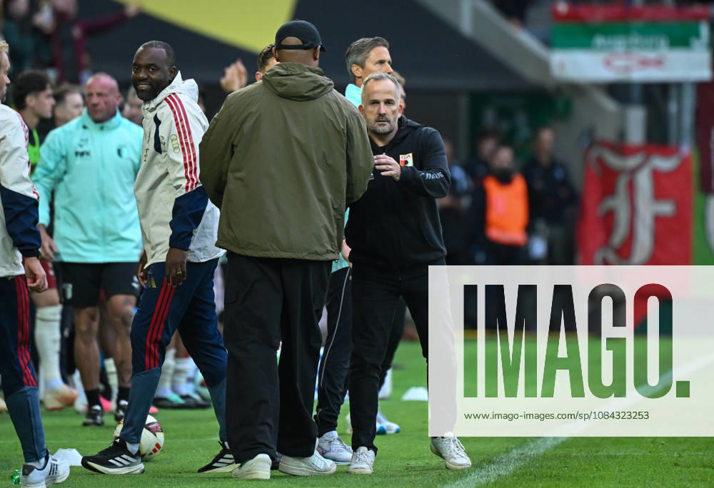 Fussball 1.Bundesliga, FC Augsburg - Bayern München v.l. Cheftrainer Vincent Kompany (FC Bayern Muenchen), Cheftrainer Manuel Baum (FC Augsburg) Augsburg