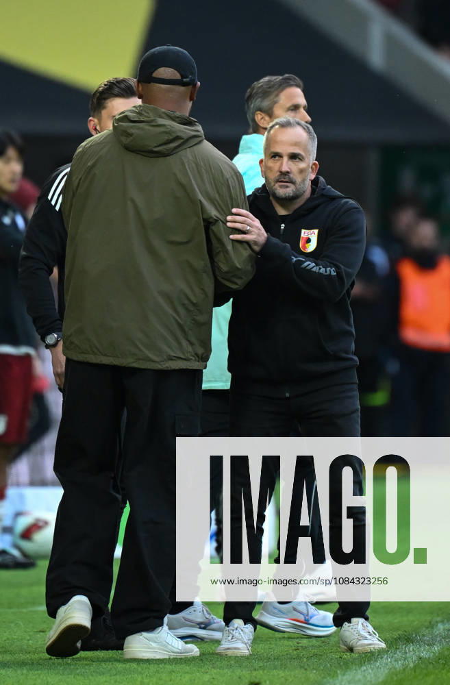 Fussball 1.Bundesliga, FC Augsburg - Bayern München v.l. Cheftrainer Vincent Kompany (FC Bayern Muenchen), Cheftrainer Manuel Baum (FC Augsburg) Augsburg