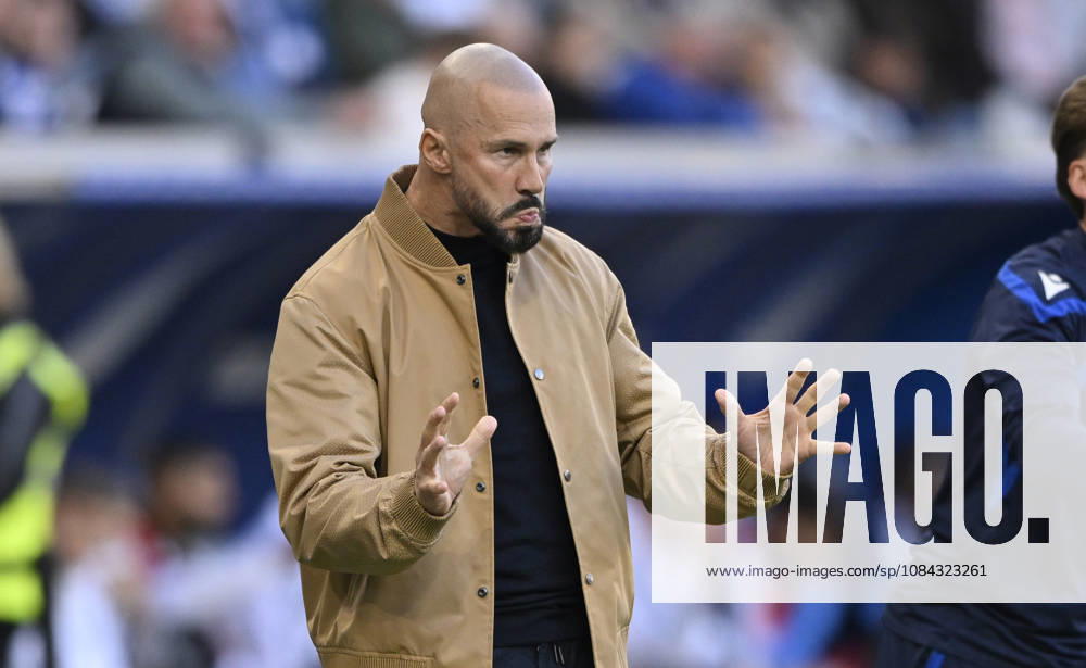 Trainer Coach Christian Ilzer TSG 1899 Hoffenheim am Spielfeldrand Gestik Geste TSG 1899 Hoffenheim vs Hamburger SV HSV 10.10.2026 DFL REGULATIONS PROHIBIT ANY USE OF PHOTOGRAPHS AS IMAGE SEQUENCES AND OR QUASI-VIDEO TSG 1899 Hoffenheim vs Hamburger SV HSV