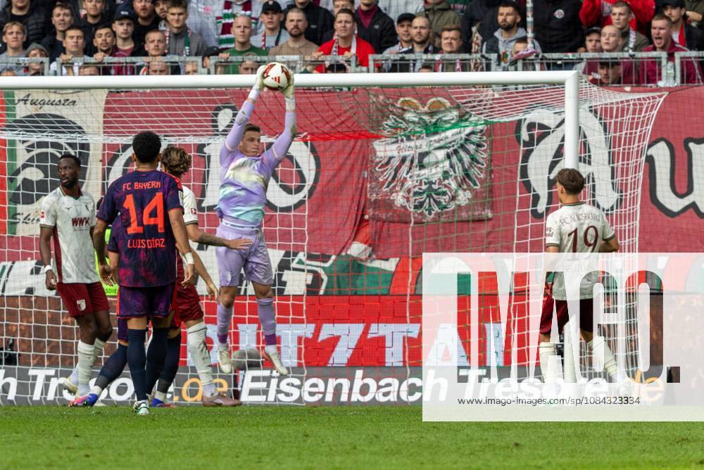 Torwart Finn Dahmen (FC Augsburg) in Aktion, FC Augsburg vs. FC Bayer Muenchen, Fussball-Bundesliga, Fussball, 1. Bundesliga, 5. Spieltag, 10.10..2026 DFL regulations prohibit any use of photographs as image sequences and or quasi-video
