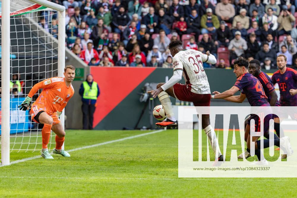 Juma Bah (FC Augsburg) vergibt eine Grosschance, FC Augsburg vs. FC Bayer Muenchen, Fussball-Bundesliga, Fussball, 1. Bundesliga, 5. Spieltag, 10.10..2026 DFL regulations prohibit any use of photographs as image sequences and or quasi-video