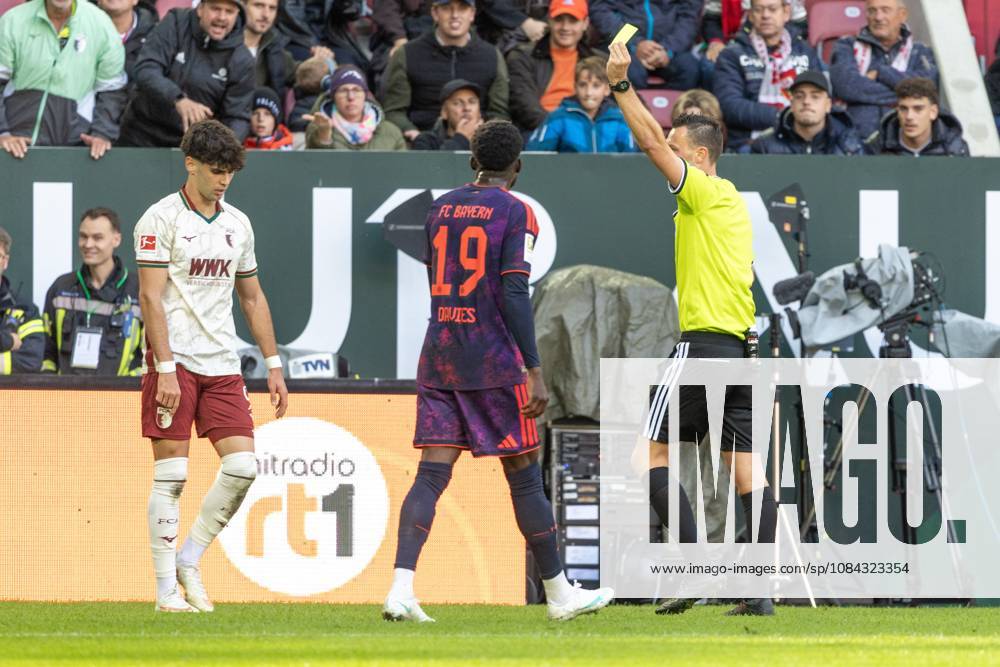 Rodrigo Ribeiro (FC Augsburg) bekommt von Schiedsrichter Sven Jablonski die gelbe Karte, FC Augsburg vs. FC Bayer Muenchen, Fussball-Bundesliga, Fussball, 1. Bundesliga, 5. Spieltag, 10.10..2026 DFL regulations prohibit any use of photographs as image sequences and or quasi-video