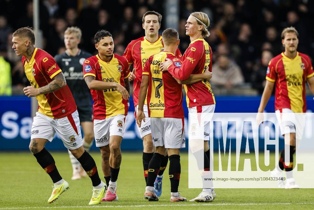 DEVENTER - Mathis Suray of Go Ahead Eagles (m) receives congratulations after scoring the 1-1 equalizer during the Dutch Eredivisie match between Go Ahead Eagles and Sparta Rotterdam at De Adelaarshorst on October 10, 2026 in Deventer, the Netherlands. BART STOUTJESDIJK ANP Eredivisie 2026 27 ANPxSportx IVx 572032537 originalFilename: 572032537