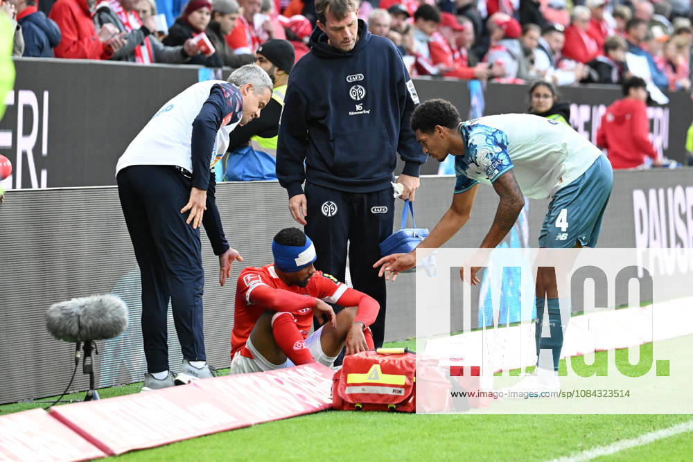 Fussball 1.Bundesliga, FSV Mainz 05 - Bayer 04 Leverkusen v.l.Philipp Mwene (FSV Mainz 05) verletzt, Verletzung, Schmerz, Schmerzen Jarell Quansah (Bayer 04 Leverkusen) Mainz